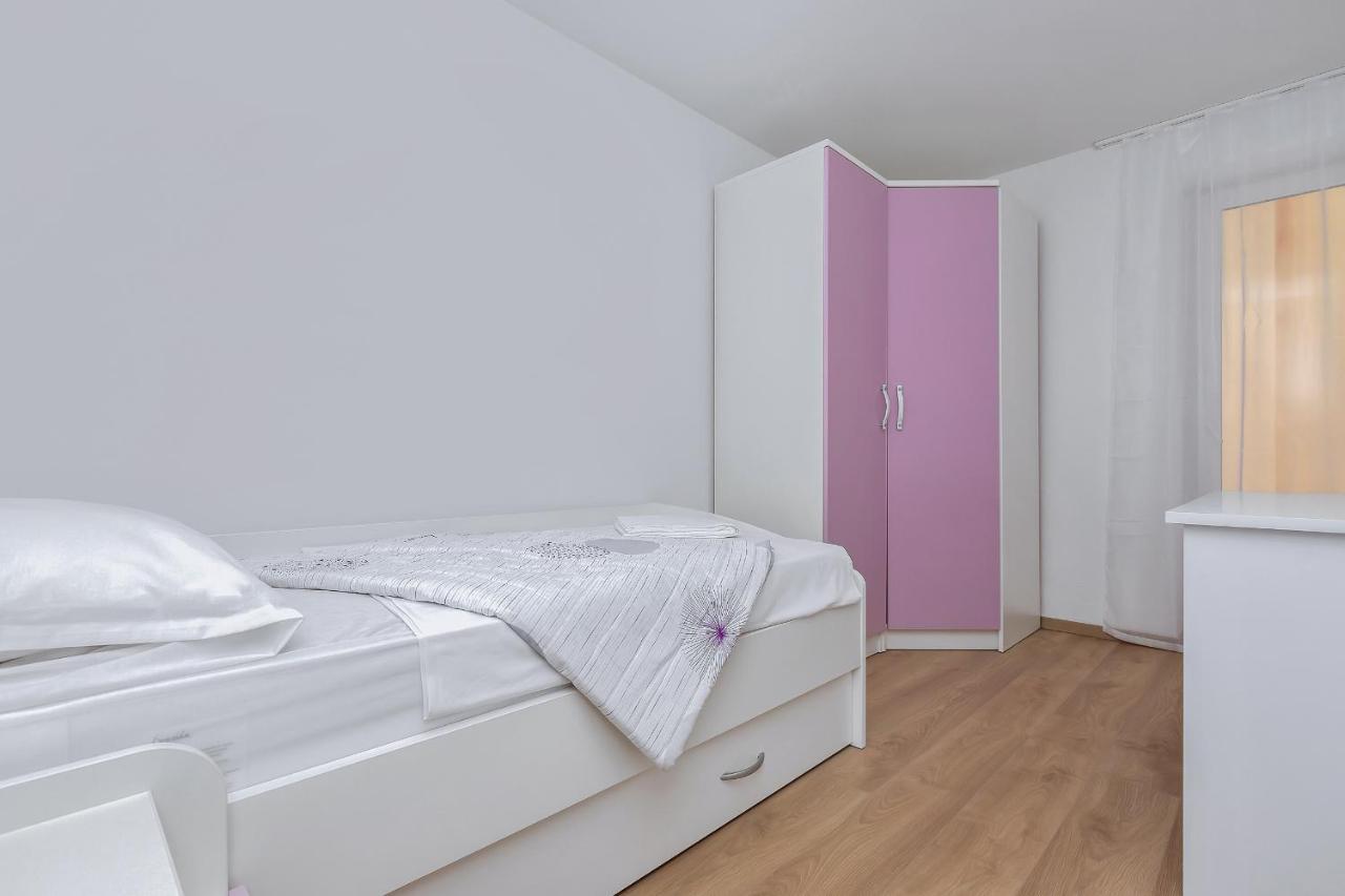 Guesthouse Lara Makarska Exterior photo