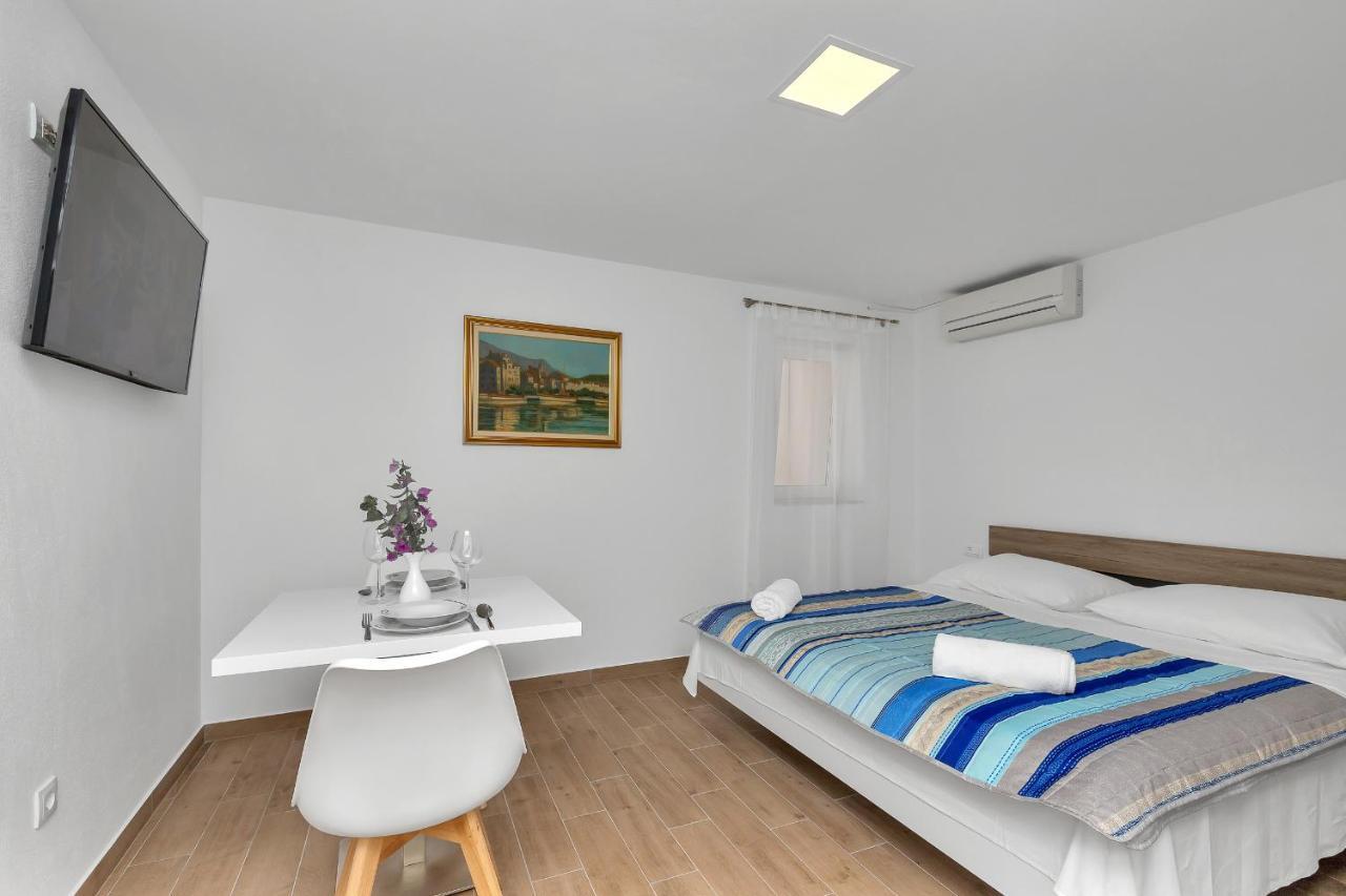 Guesthouse Lara Makarska Exterior photo
